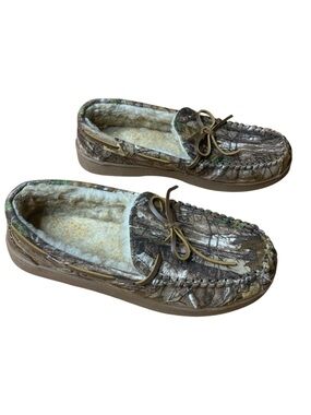 Dearfoam Men’s Camo Moccasin Slippers - RealTree Edge Pattern - Size 9-10